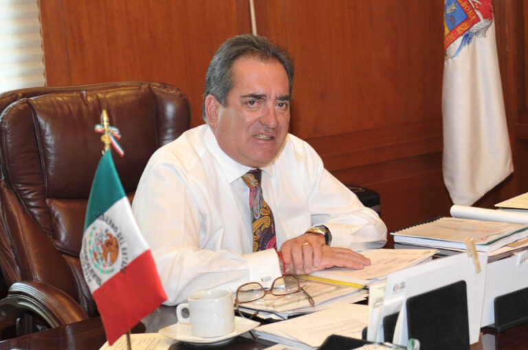 Creció este año el sueldo neto del gobernador Carlos Lozano de la Torre