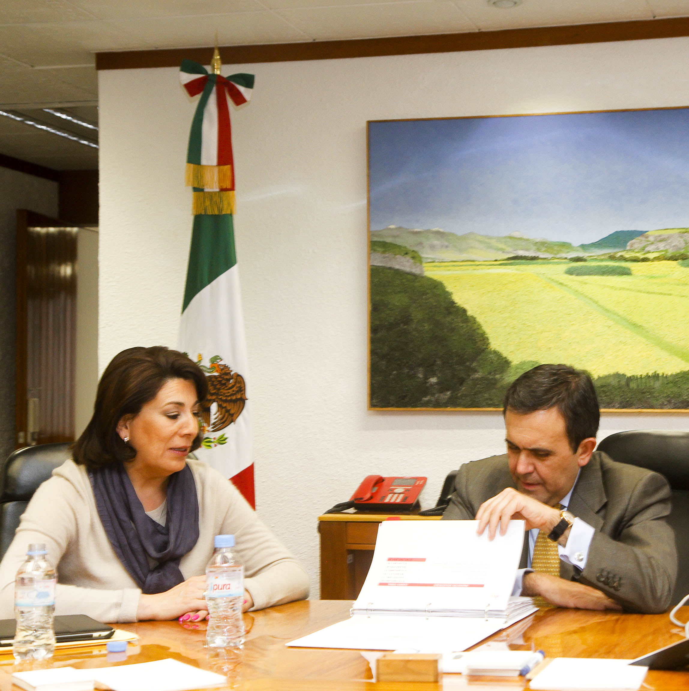 La alcaldesa se reunió con Ildefonso Guajardo Villarreal, titular de la Secretaría de Economía