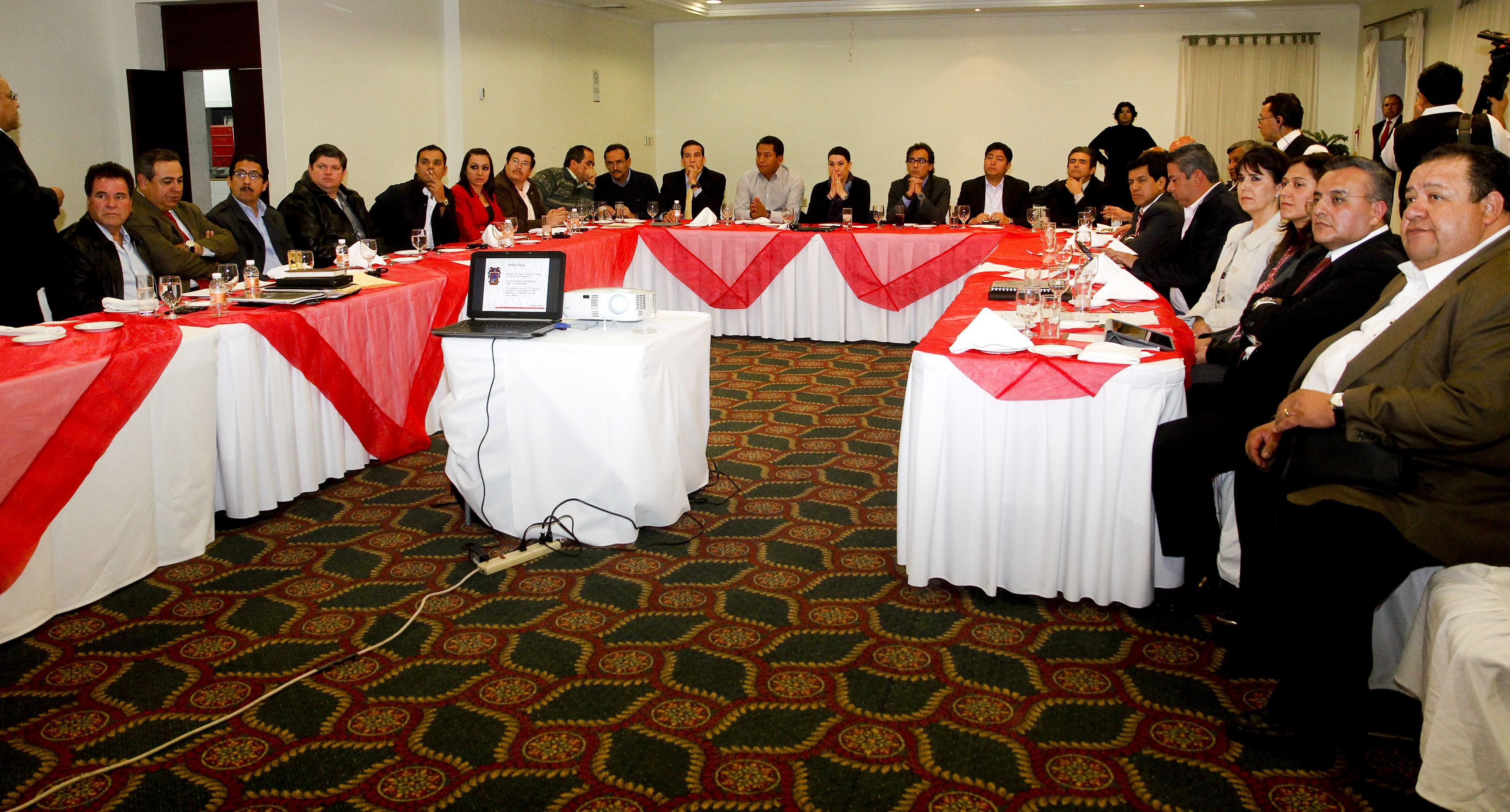 Presenta la alcaldesa el sistema de fotomultas a diputados