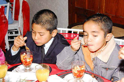 Desayuno de Día de Reyes con niños de la casa hogar Creación y Vida y la Ciudad de los Niños