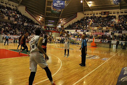 Panteras se sublima, gana 88 a 85 y empata la serie a dos juegos