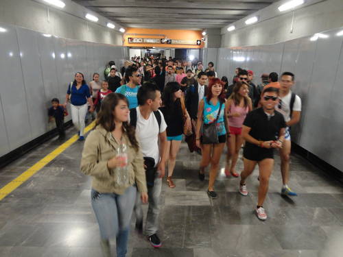 Acontece #NoPantsMX, viajan sin pantalones en el Metro del DF