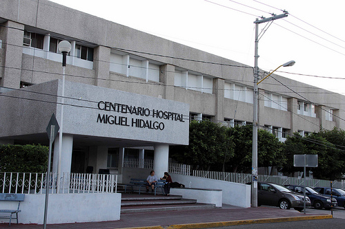 Trabajadores del Hospital Hidalgo se van contra su líder sindical