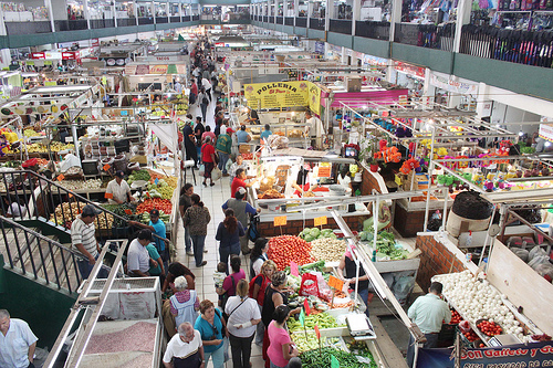 Autoridades y comerciantes acuerdan frenar ambulantaje