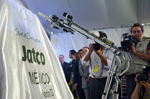 Robot devela primera piedra de la nueva planta de Jatco