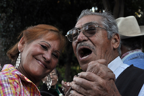 Adultos mayores festejan el Día del Amor y la Amistad