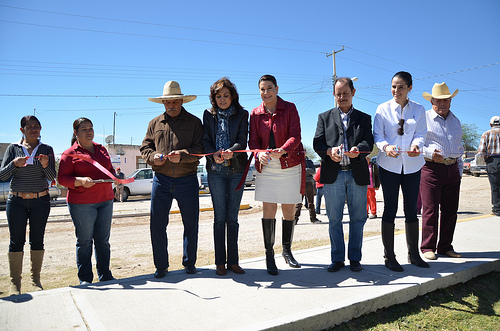 Casi 840 mil pesos en obra de guarniciones y banquetas a la comunidad Salto de los Salado