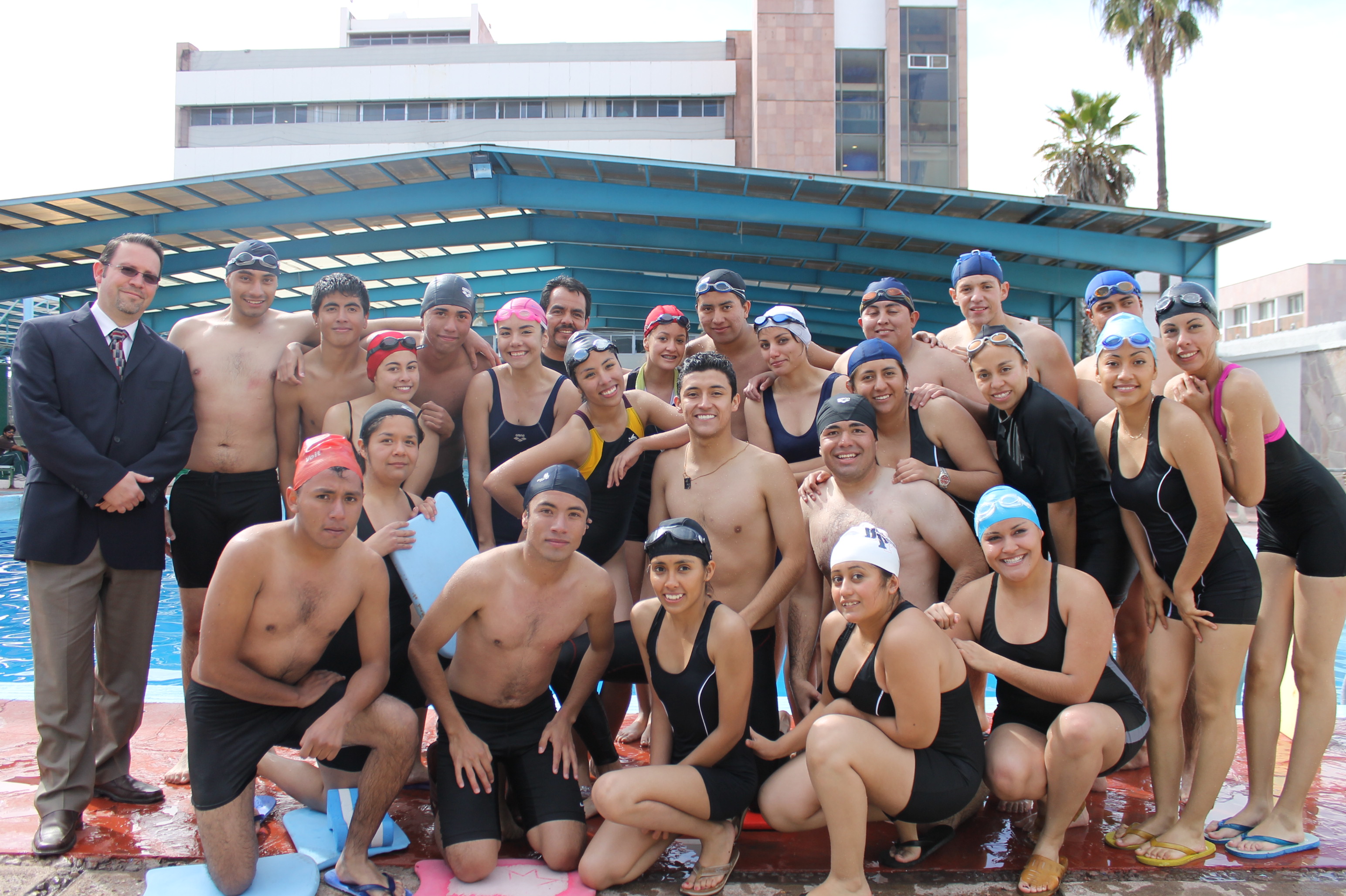 Alumnos de la división de paramédico de la UTA reciben capacitación en rescate acuático