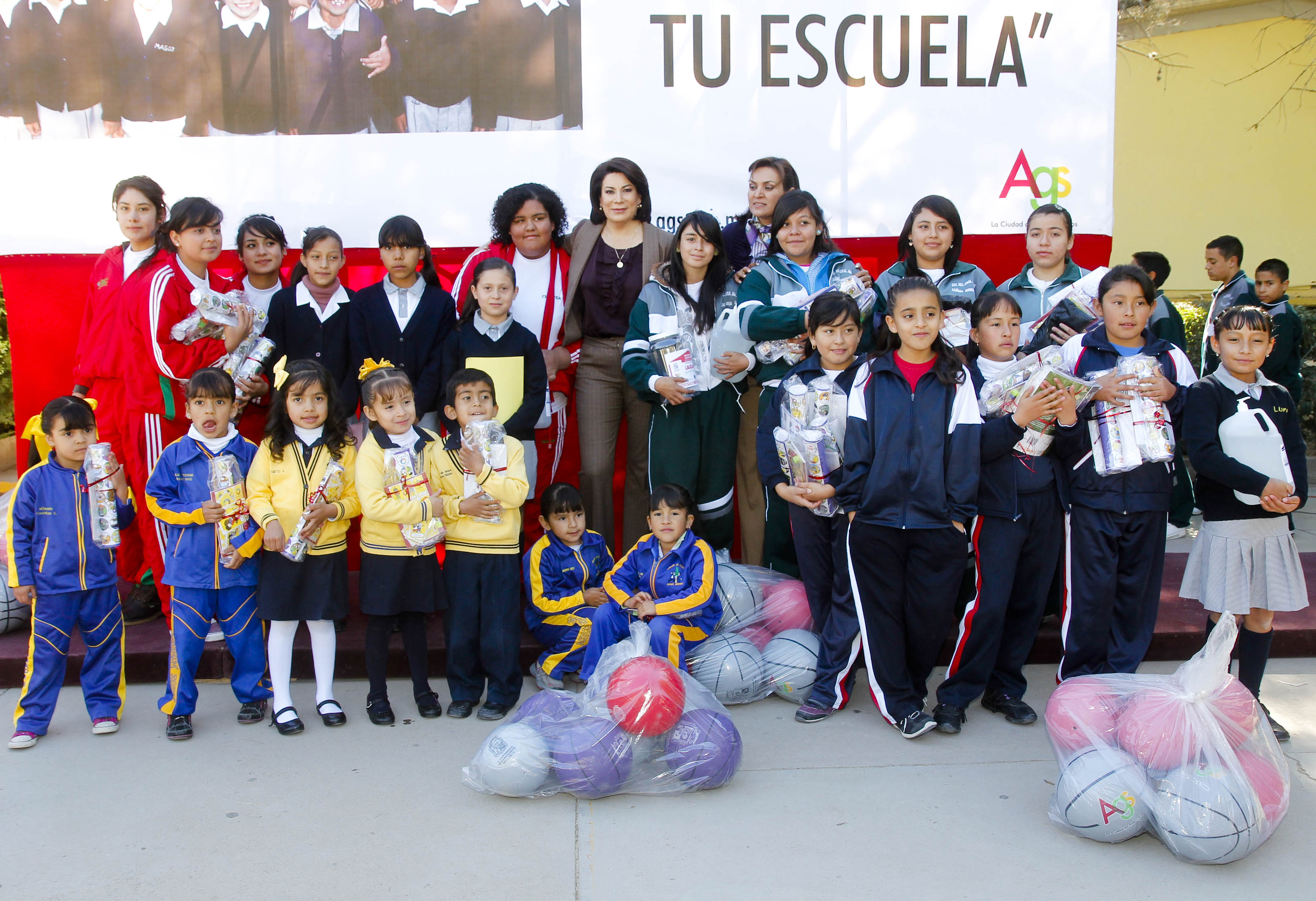 Acciones de apoyo del gobierno capital a la comunidad escolar en Cañada Honda