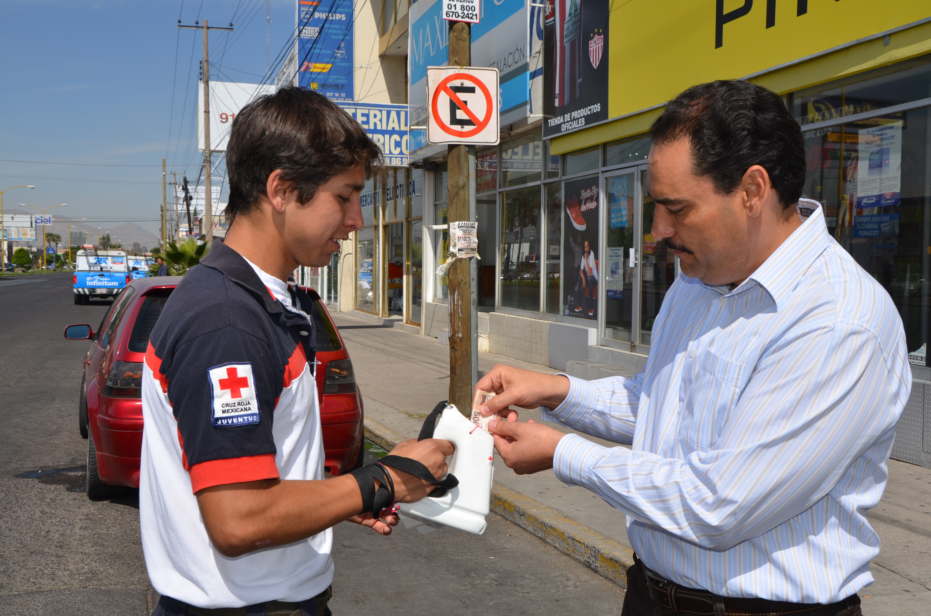 {FOTONOTA} Colecta de la Cruz Roja, pesito a pesito