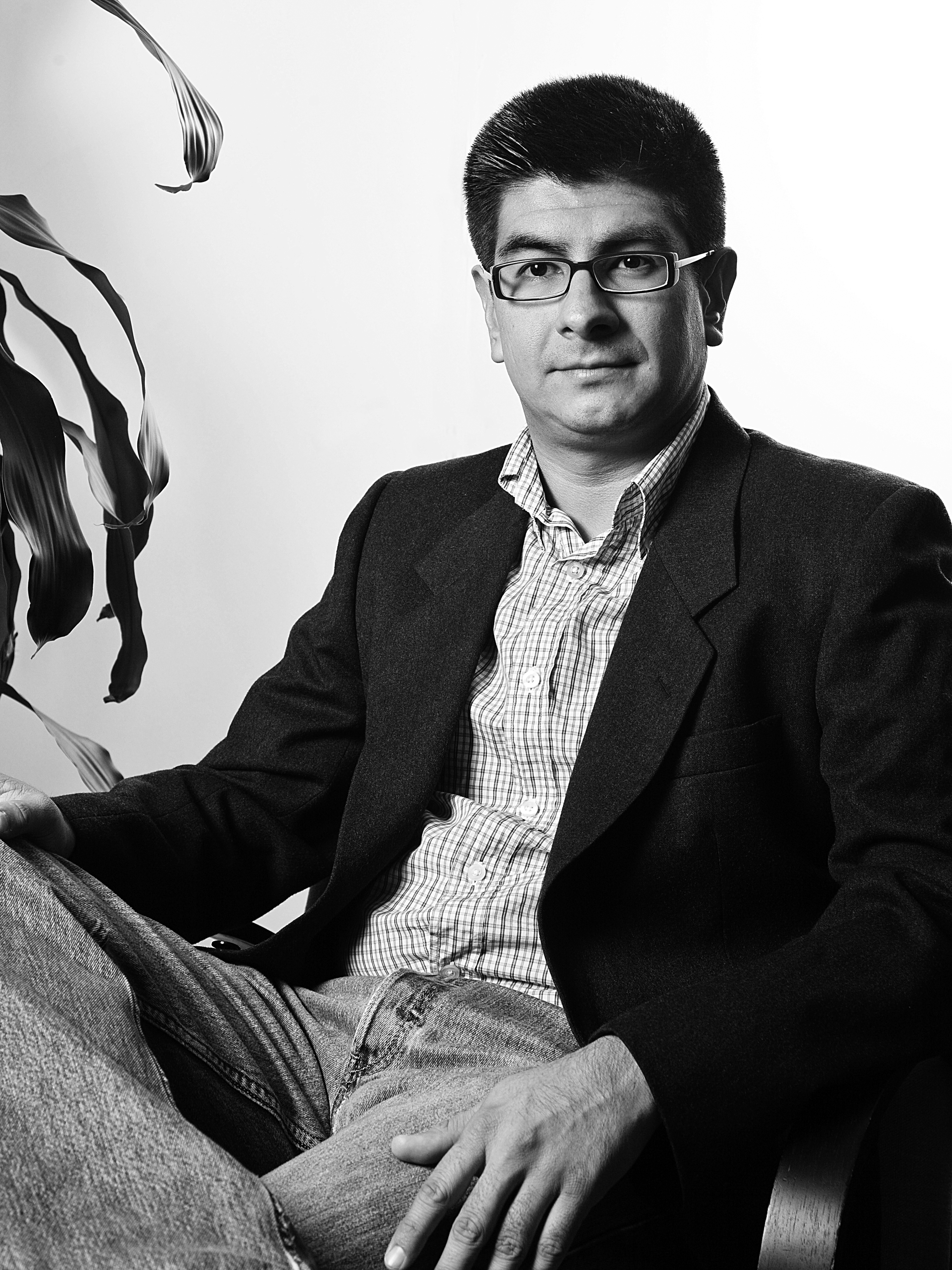 Entrevista a Juan Manuel Villalobos, autor de Alguien se lo tiene que decir