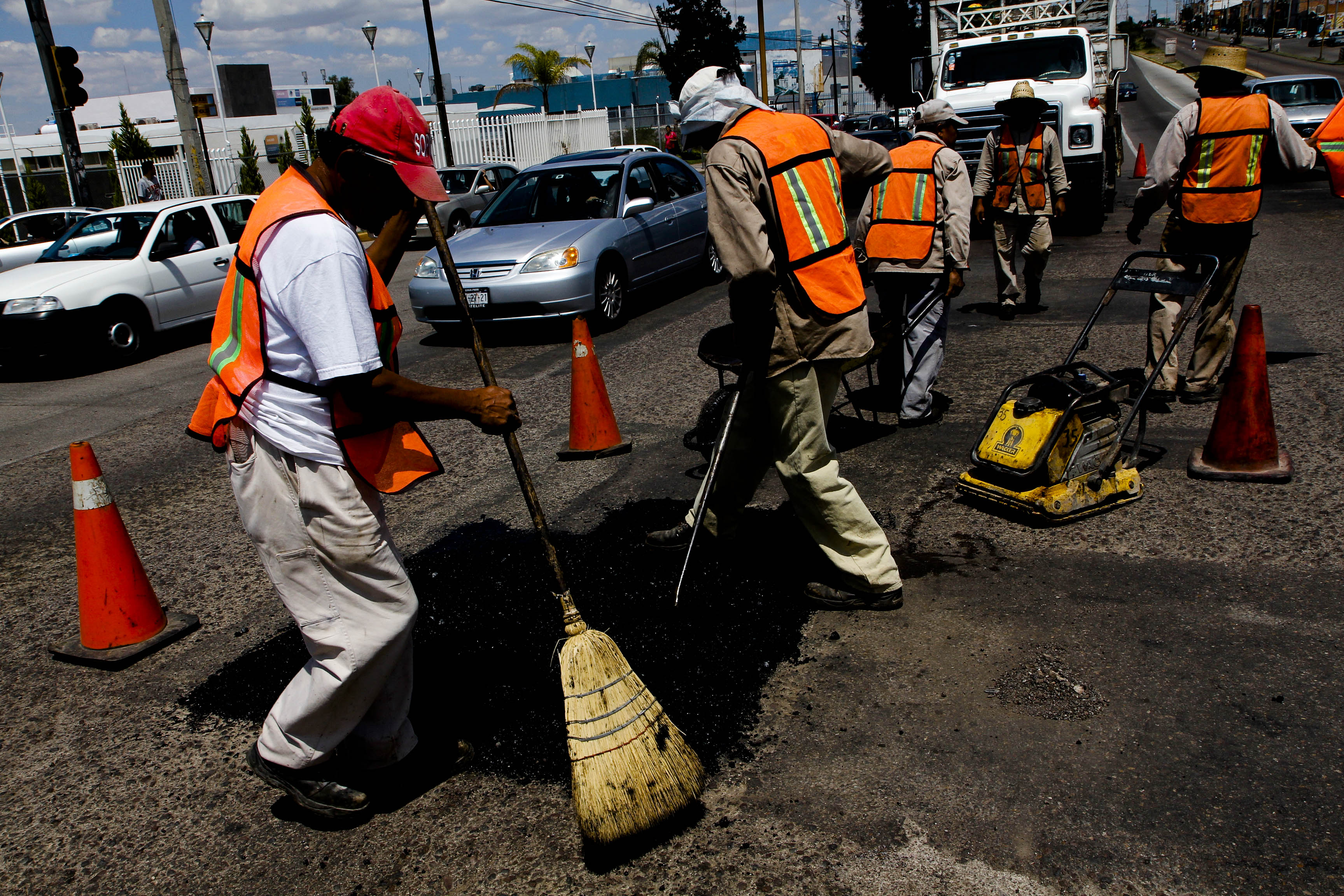 Trabaja gobierno capitalino en mantenimiento de vialidades en la ciudad