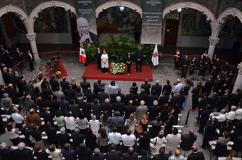 {Homenaje a Víctor Sandoval} La muerte es apenas el inicio de una métrica más perfecta para la eternidad