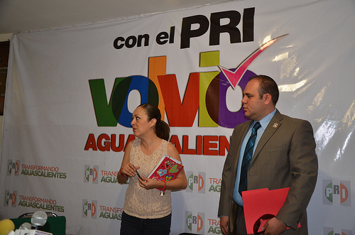 El PAN “sembró” manta de Oportunidades al PRI