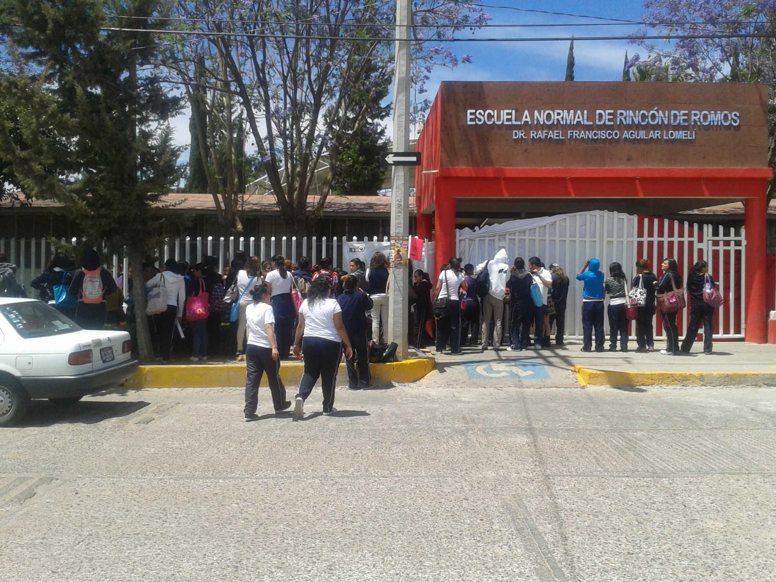 Estudiantes toman instalaciones de la Normal de Rincón de Romos, exigen cese de su director