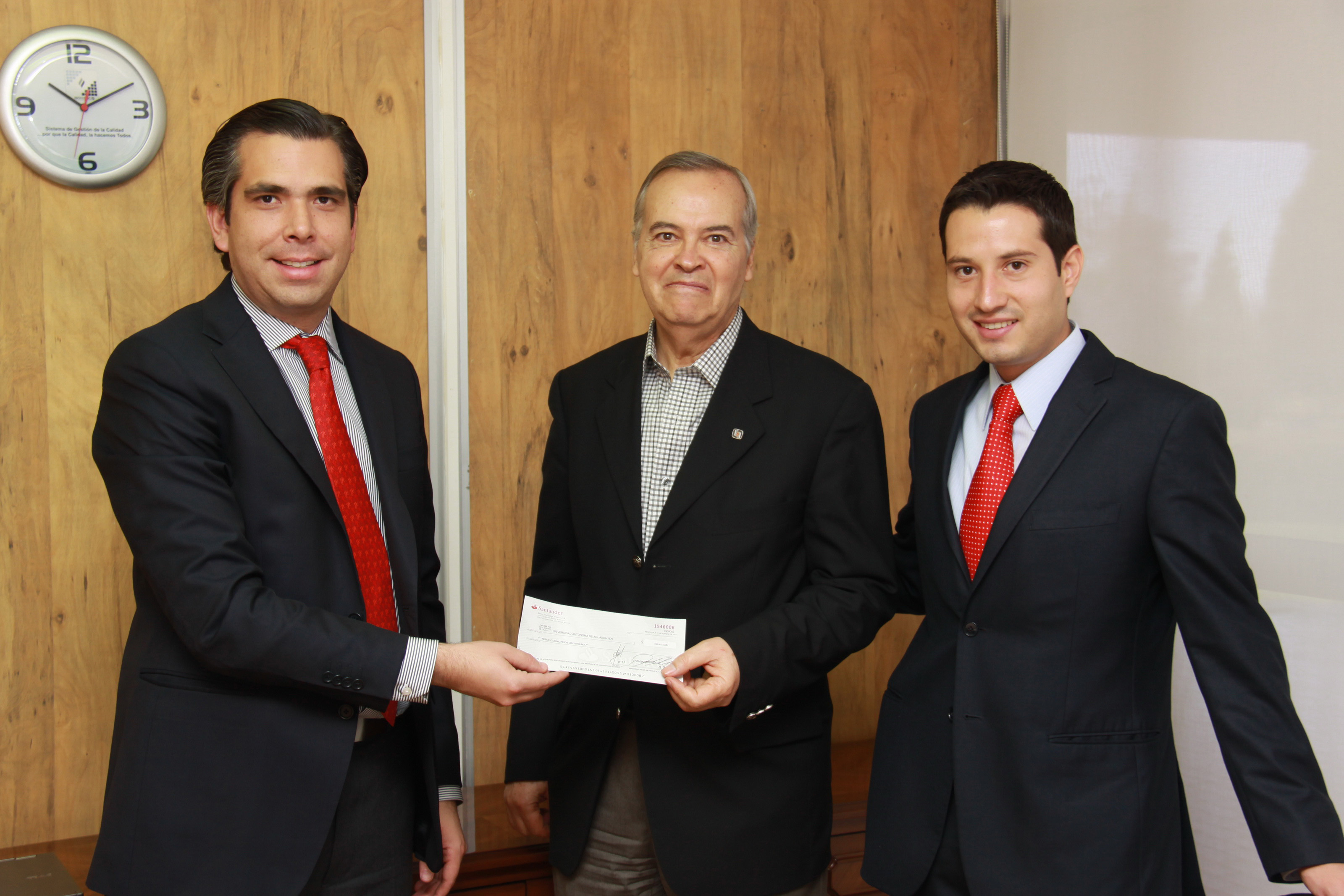 Entregan a la UAA apoyo financiero para becar a alumnos de intercambio