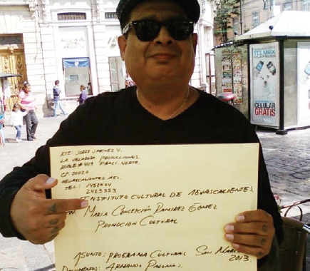 Armando Palomas fuera del Festival Cultural de Aguascalientes