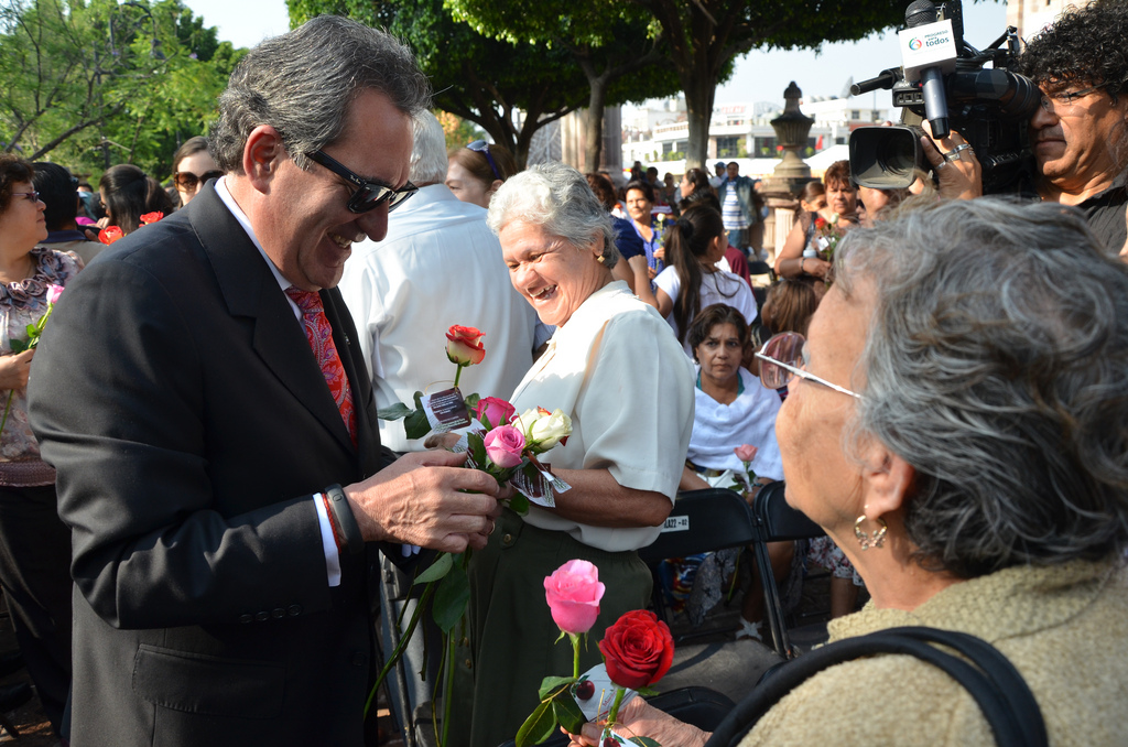Improcedente el pago de un bono a maestros jubilados