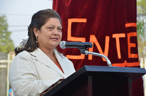 Magisterio en silenciosa lucha contra “las formas”