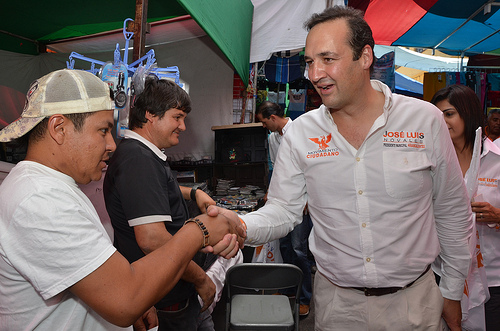 Comparte “El Gallo” con tianguistas y ciudadanos en La Purísima