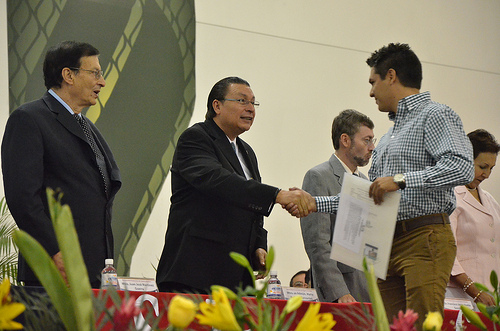 Entrega la Universidad Autónoma de Aguascalientes títulos a sus egresados