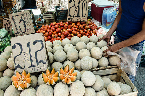 Novales y su equipo hacen escala en el tianguis de la colonia Palomino Dena