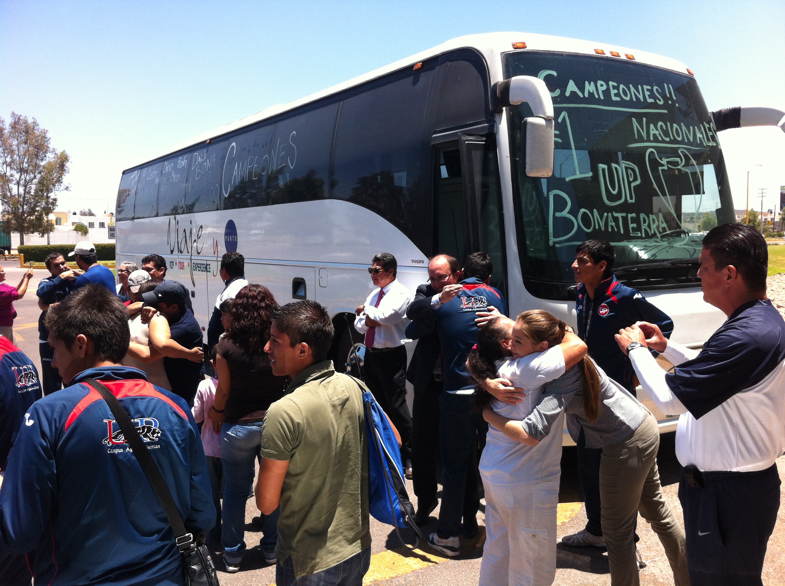 Reciben a campeones de futbol de la Universiada 2013