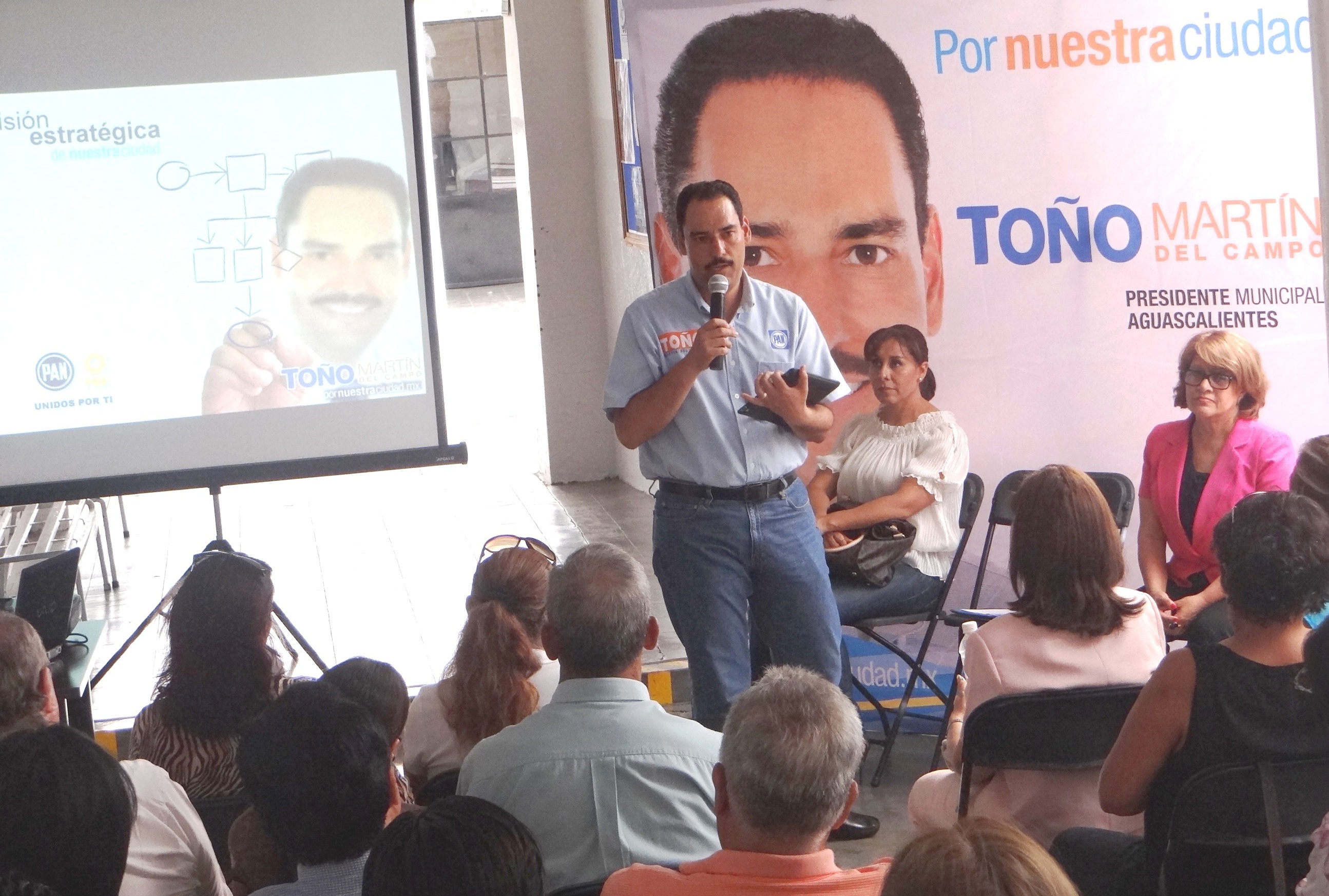 Presenta Antonio Martín del Campo su plan a Asociación de colegios privados