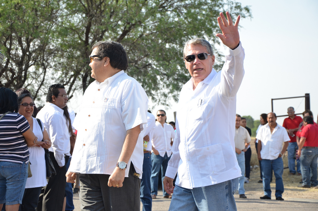 Agarrón dominical de las campañas tricolor y azules