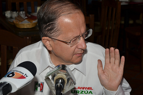 A punto de chocar candidatos del PAN y del PRI en el Mercado Terán