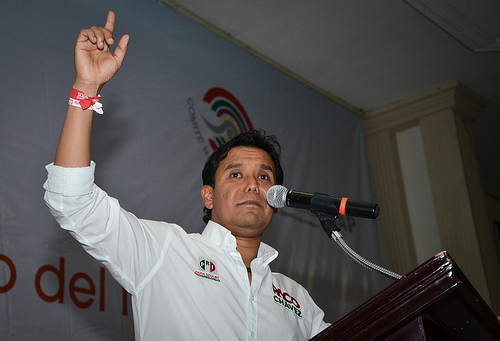 Chávez Rangel pide a los maestros que apoyen al PRI