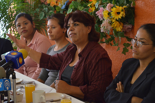 Estallan padres de familia contra cuotas escolares y abusos contra menores