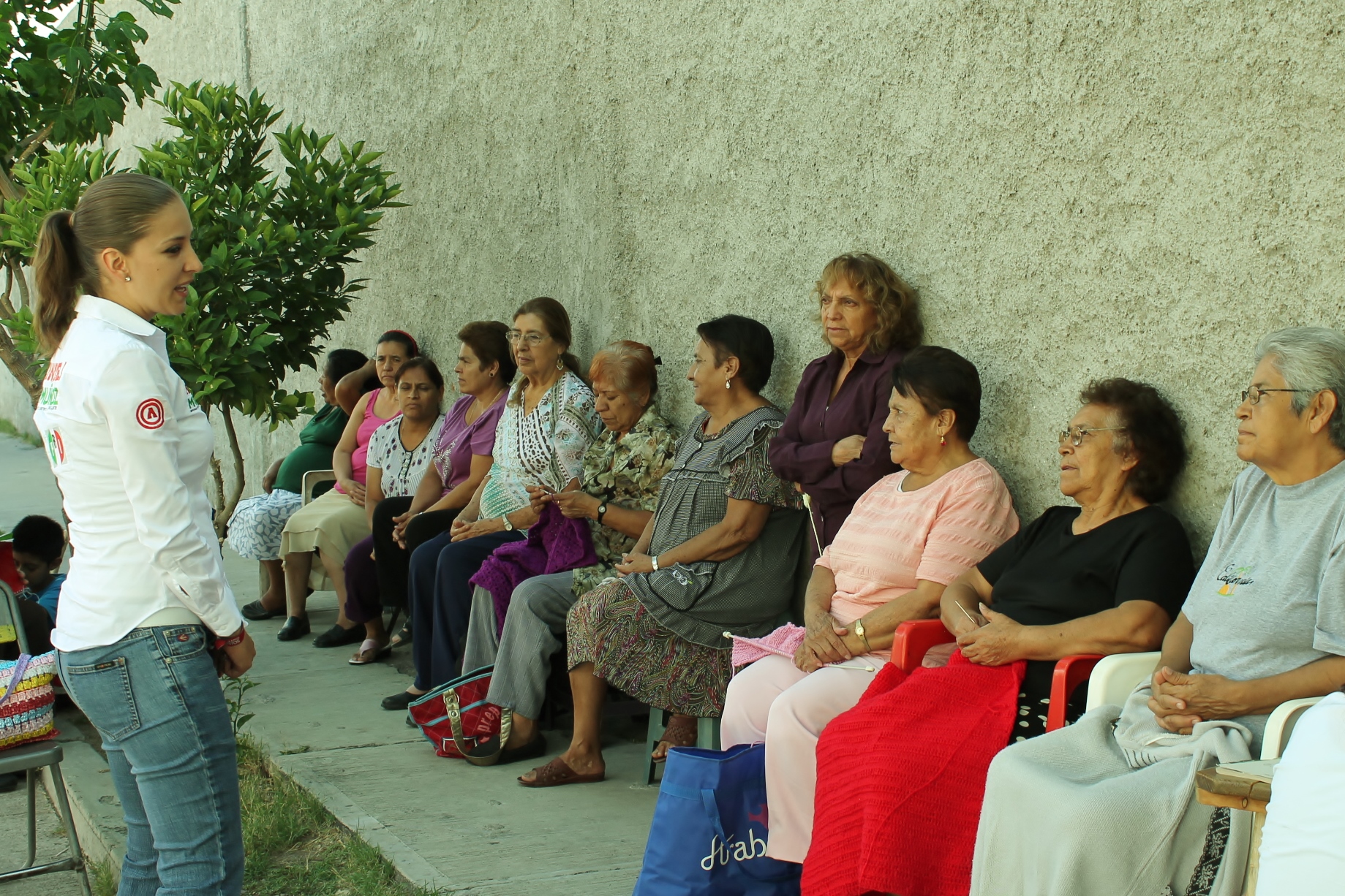 Promete Anayeli Muñoz apoyar a los adultos mayores