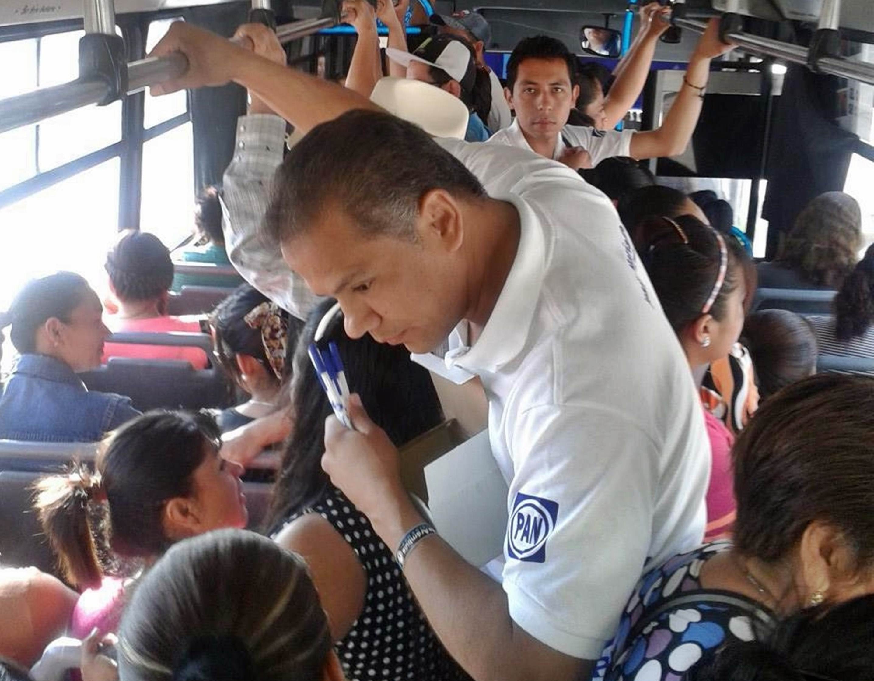 Antonio Arámbula abordó camiones urbanos para conocer las peticiones de los usuarios