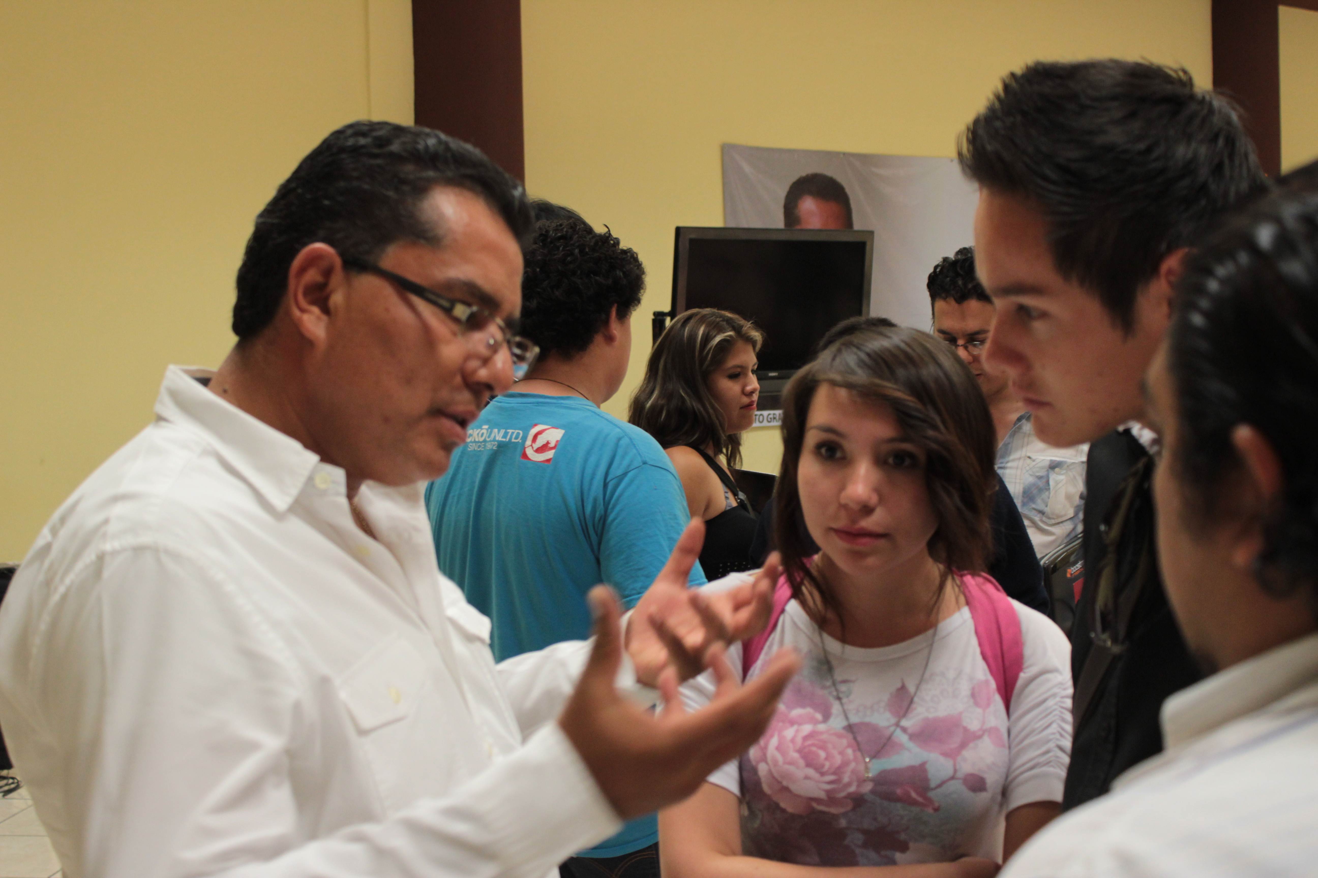 Legislar con ideas frescas, ofrece Enrique Juárez