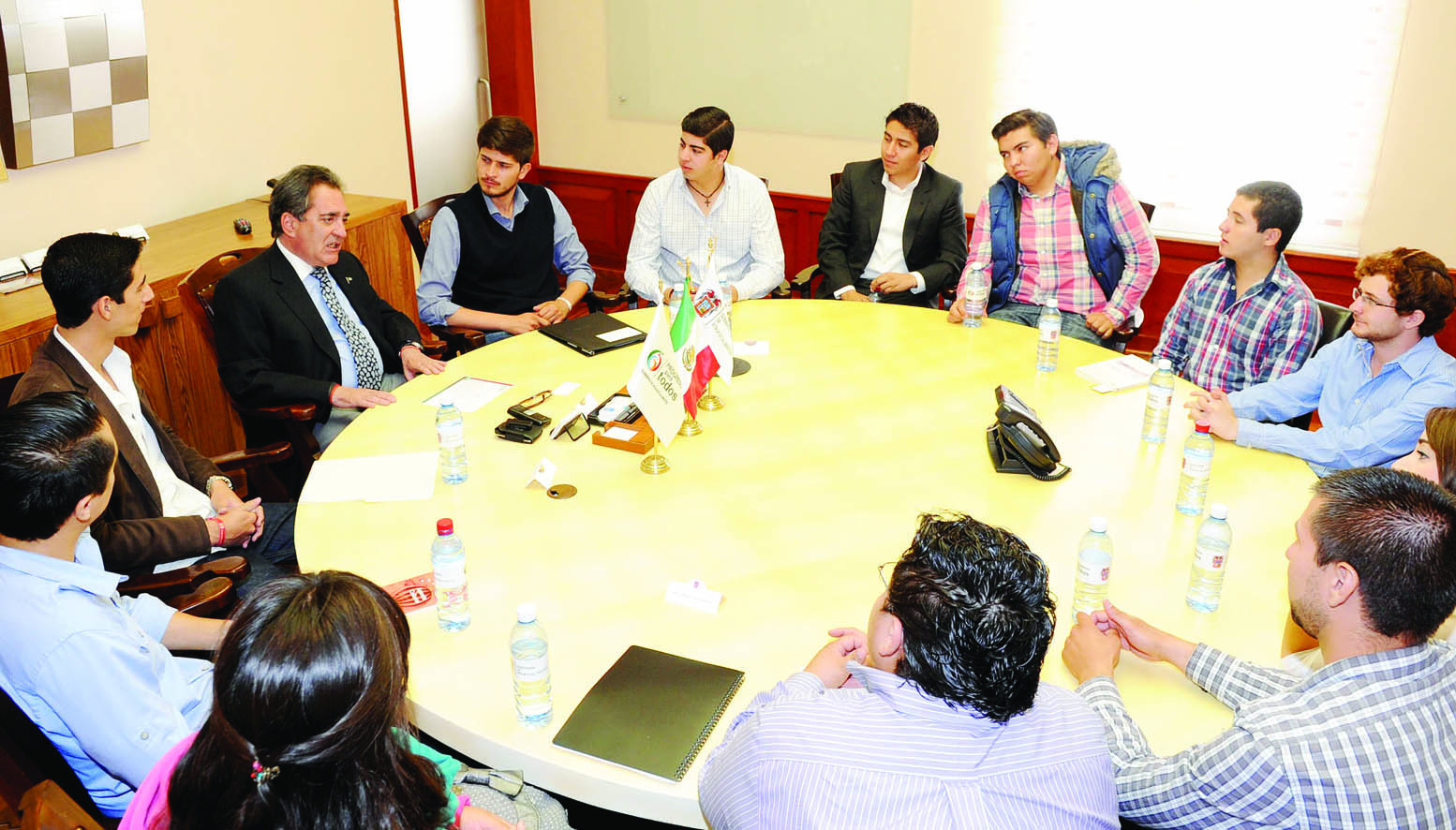 Se reúne gobernador con la nueva directiva de la FEUAA