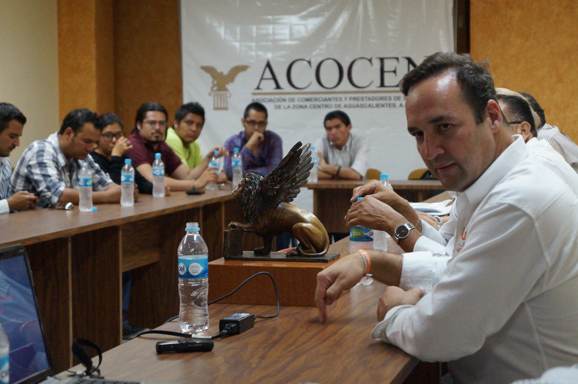 Novales Arellano se reúne con la Asociación de Comerciantes y Prestadores de Servicios de la Zona Centro