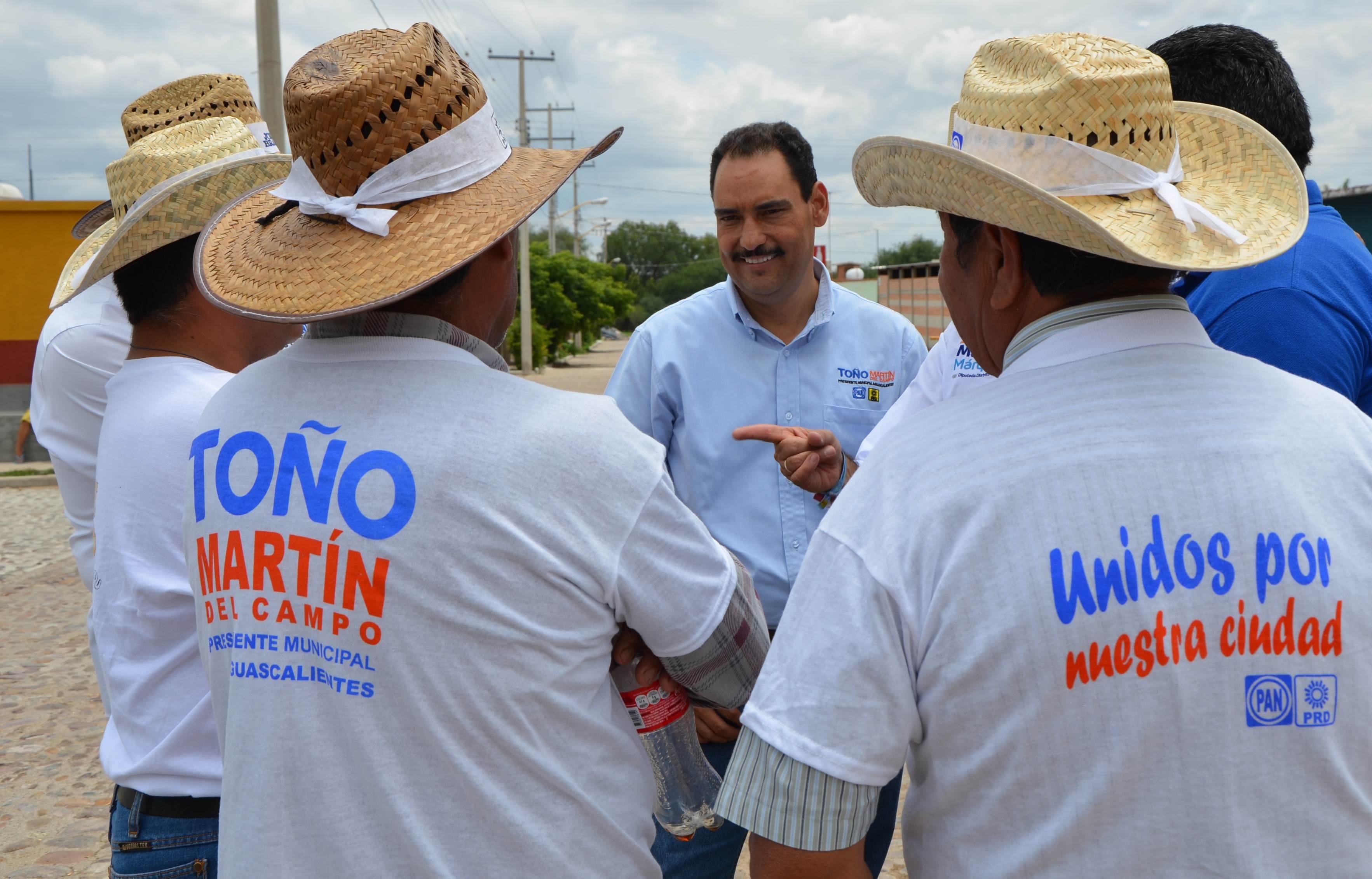 Martín del Campo realiza recorrido por comunidades rurales