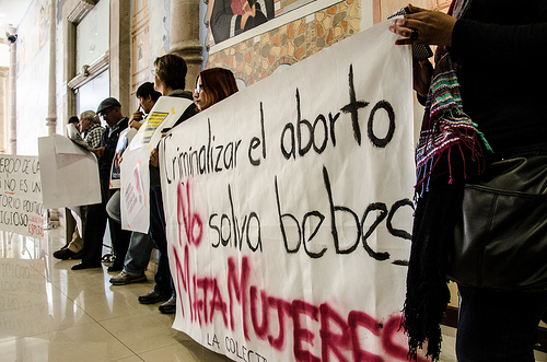 No criminaliza, pero no defiende a las mujeres que aborten intencionalmente