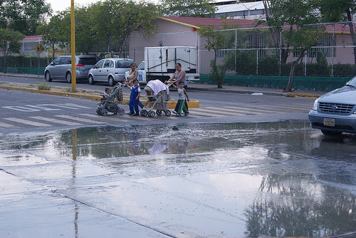 Aguas negras corren por el norte de la ciudad