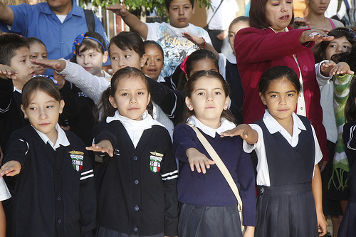 Alcaldesa promete malla sombra para áreas deportivas a primaria Manuel Fernández