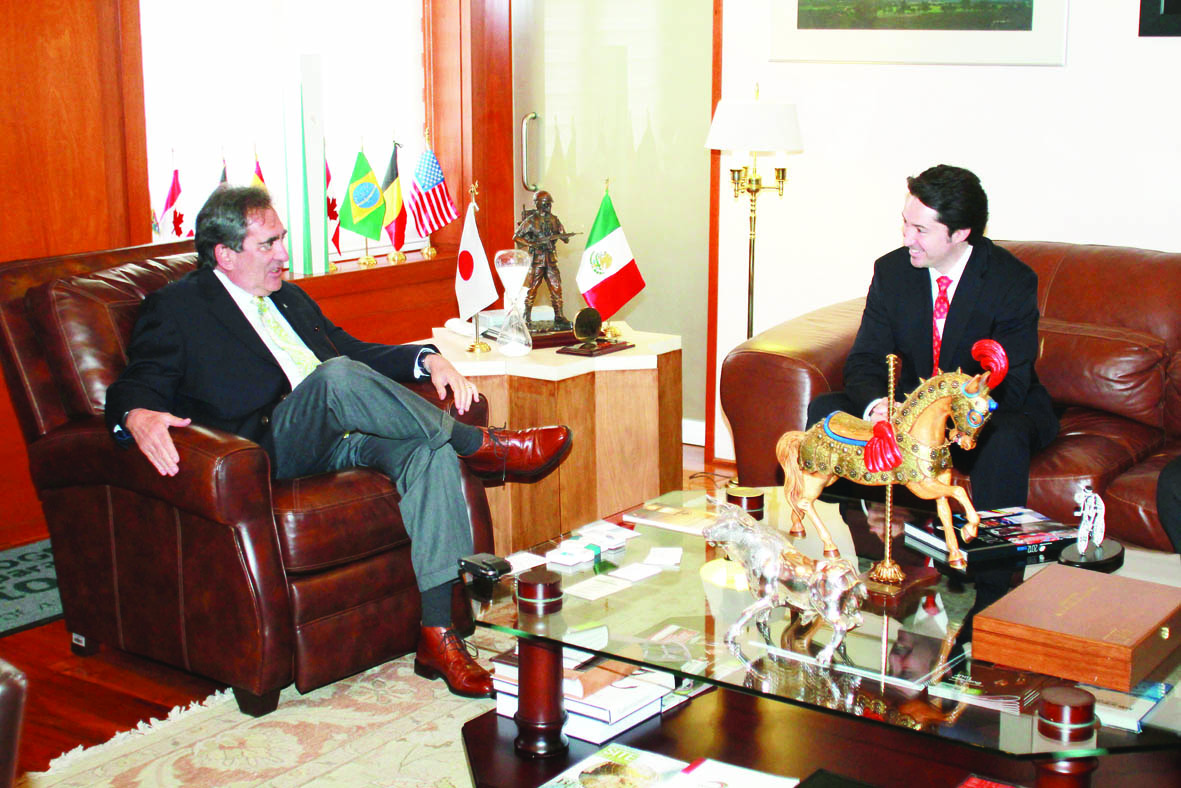 Presidente del Comité de Futbol visita Palacio de Gobierno