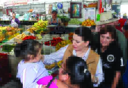 Se reúne la alcaldesa con los comerciantes del mercado de La Purísima