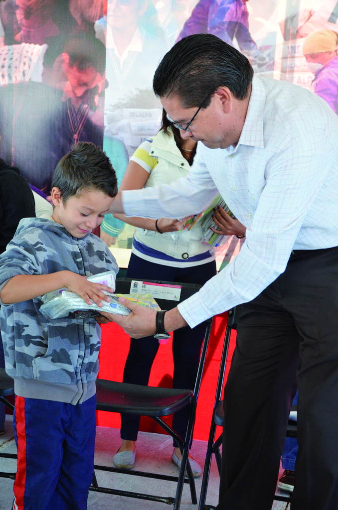 Entregan apoyos de programas sociales en la delegación Jesús Terán