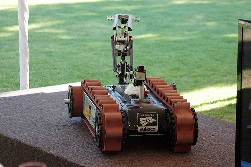 Recibe el gobernador al equipo de Robótica de la Universidad Panamericana