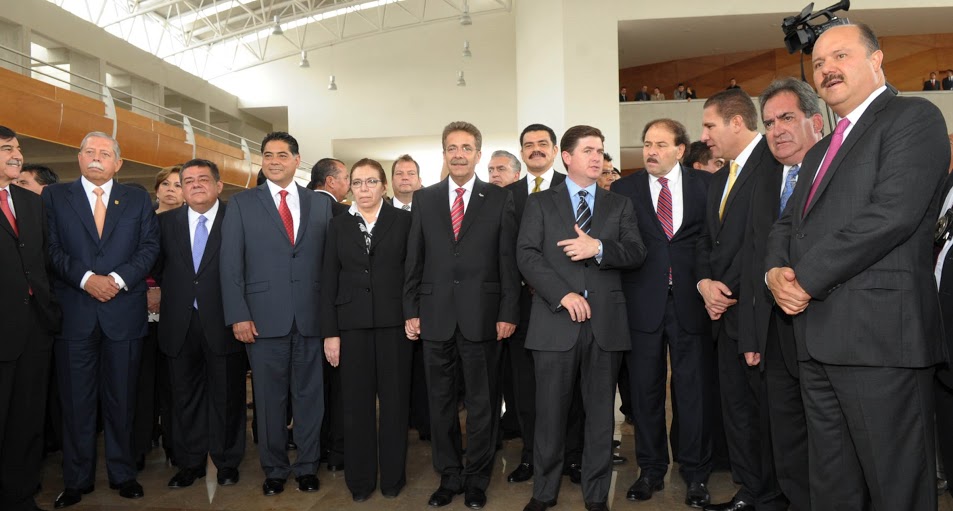 Asiste el gobernador a la rendición del Cuarto Informe de Gobierno de su homólogo Fernando Toranzo Fernández