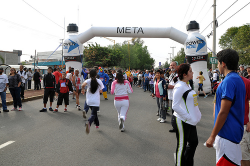 Más de 900 participantes en la Carrera Atlética Gallos de la UAA