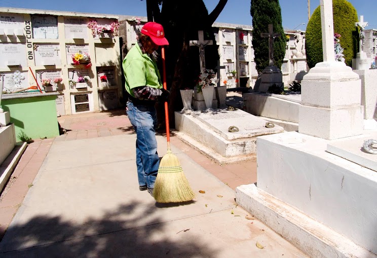Operativos de atención a visitantes en panteones municipales