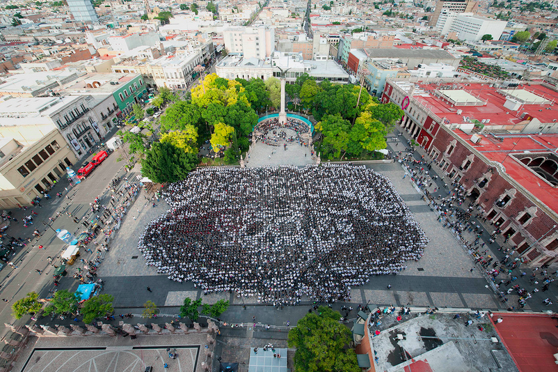 Rompe récord la fotografía monumental de la Catrina con 5 mil 700 participantes