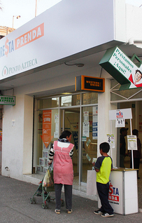 Entrega el gobernador recursos a defraudados por cajas de ahorro